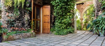 町の広場から1ブロックの場所にある300年前の植民地時代の邸宅