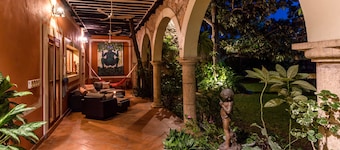 Manoir colonial de 300 ans à un pùté de maisons de la place de la ville