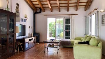 Een televisie, een open haard en een stereo