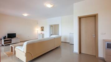 Vila, 3 kamar tidur, kolam renang pribadi | Area keluarga | Televisi LCD 27-inci dengan saluran TV digital, TV, dan pemutar DVD