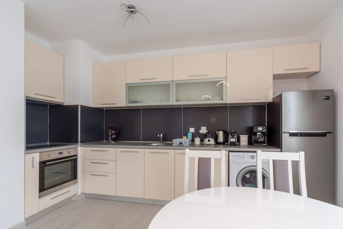 Superior Apartment | Private kitchen | Fridge, microwave, oven, stovetop