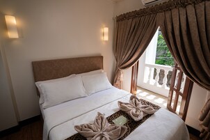 Escritorio, wifi gratis y ropa de cama 