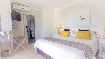 Quarto casal ou duplo, vista para o mar | Cofres nos quartos, individualmente decorados