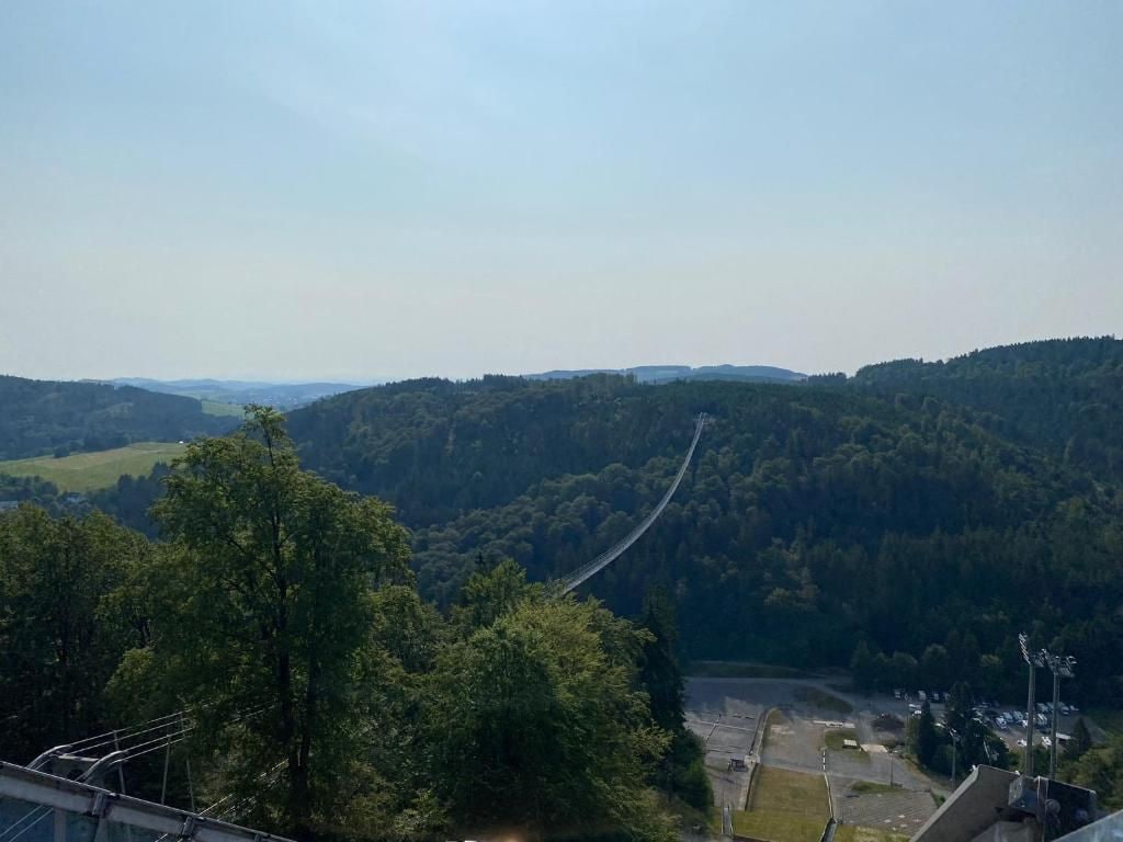 Un puente sobre un valle con cielo despejado.