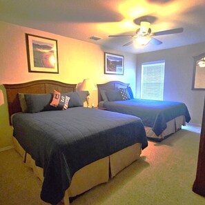 5 bedrooms, desk, iron/ironing board, travel cot - Huge spacious home great for a San Antonio Getaway! 5 min from BMT grad! (San Antonio)