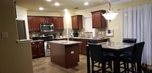Fridge, microwave, oven, stovetop - Huge spacious home great for a San Antonio Getaway! 5 min from BMT grad! (San Antonio)