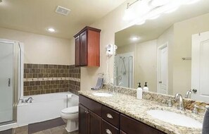 Combined shower/bathtub, jetted bath, hair dryer, towels - Huge spacious home great for a San Antonio Getaway! 5 min from BMT grad! (San Antonio)