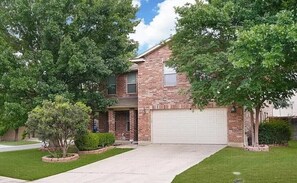 Exterior - Huge spacious home great for a San Antonio Getaway! 5 min from BMT grad! (San Antonio)
