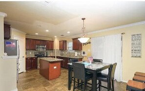 Dining - Huge spacious home great for a San Antonio Getaway! 5 min from BMT grad! (San Antonio)