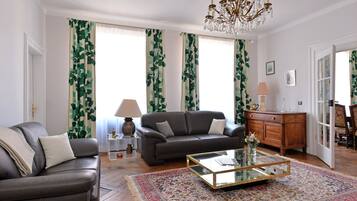 Een televisie, een dvd-speler, tafelvoetbal en boeken