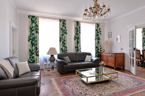 TV, DVD player, pebolim, livros