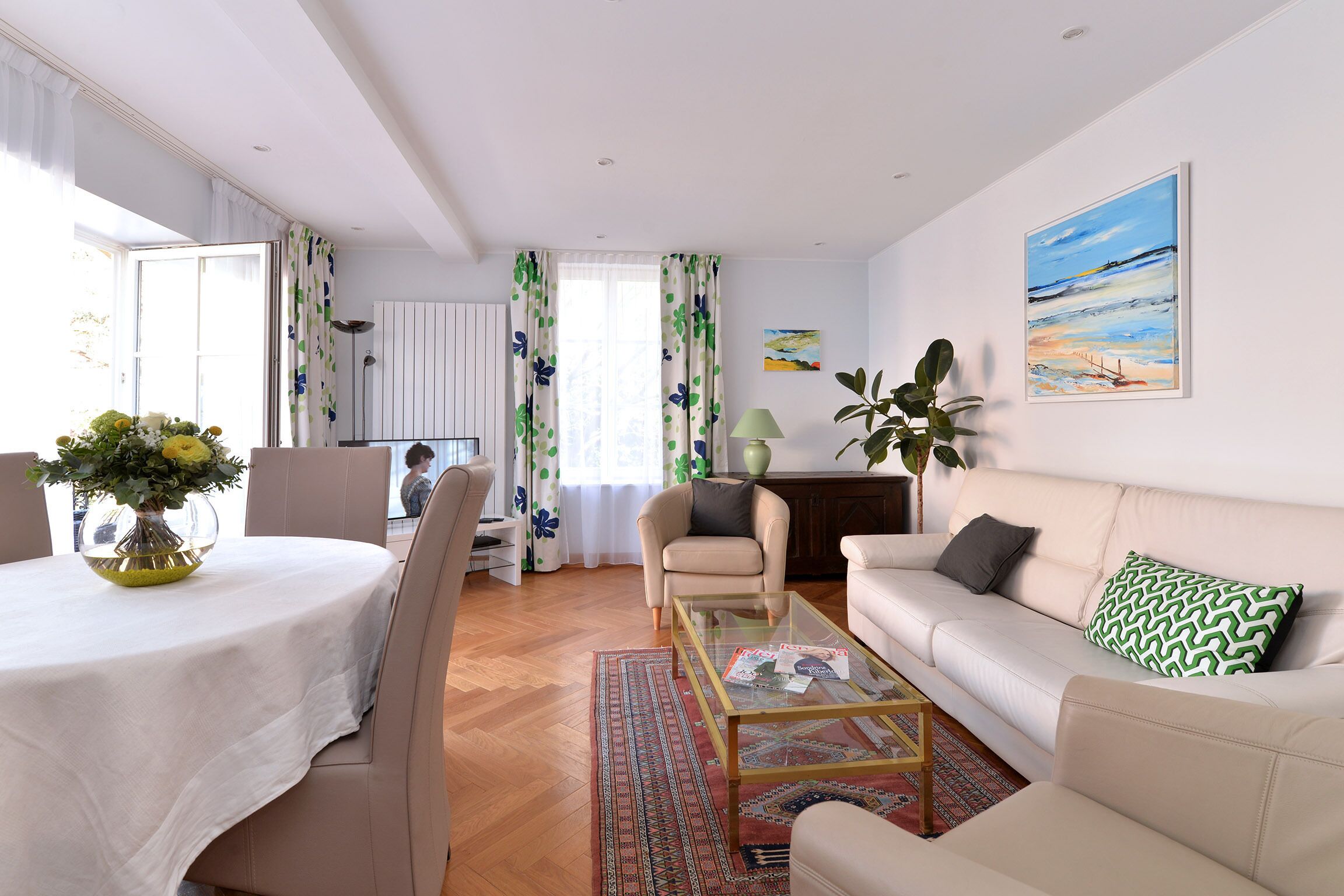 Een televisie, een dvd-speler, tafelvoetbal en boeken