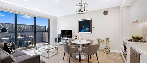 One Bedroom Standard | Area keluarga | Televisi layar datar 42-inci dengan saluran TV digital dan TV LCD