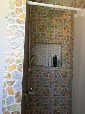 シャワー、ヘアドライヤー、タオル、トイレットペーパー