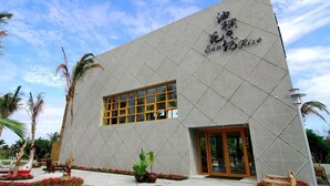 A modern building with a geometric facade and a large window. - Tung Lodge - Taitung Branch (Chenggong)