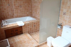 Separate bathtub and shower, free toiletries, hair dryer, slippers