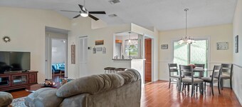 Cozy Pool Home avec cour arriÚre privée