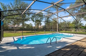 Una piscina techada con vista despejada del entorno.