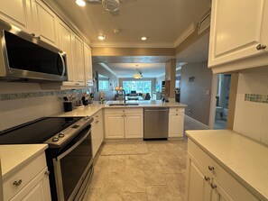 冰箱、微波炉、烤箱、洗碗机