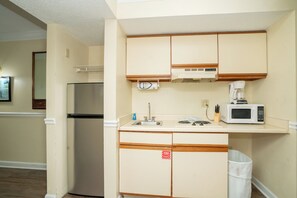 Cafetera y tetera, refrigerador, microondas y parrilla de estufa 