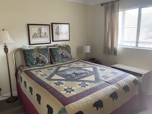 1 slaapkamer, een strijkplank/strijkijzer, gratis wifi, beddengoed