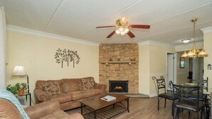 Living area - OGP502 downtown near Ripley's Aquarium & Anakeesta (Gatlinburg)