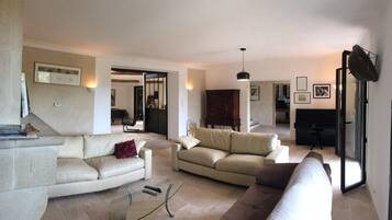 Télévision, lecteur de DVD, baby-foot, table de tennis de table