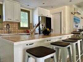 Vila luxo | Área de estar | TV de tela plana 60 polegadas com canais via satélite, TV