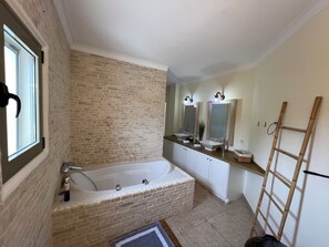 Deluxe Villa | Bathroom
