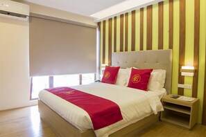 Deluxe Room, 1 Queen Bed, Balcony | Individually furnished, desk, soundproofing, free WiFi - Hotel Rosita (Lucena)