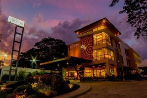 Front of property - evening/night - Hotel Rosita (Lucena)