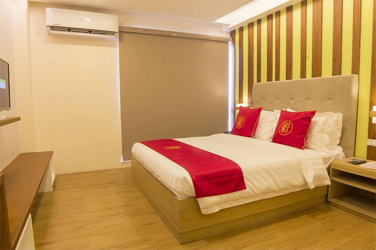 Deluxe Room, 1 Queen Bed, Balcony | Desk, soundproofing, WiFi (free), individually furnished