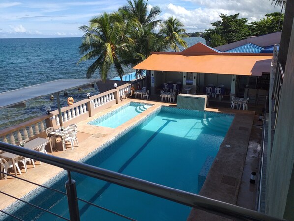 Una piscina al aire libre