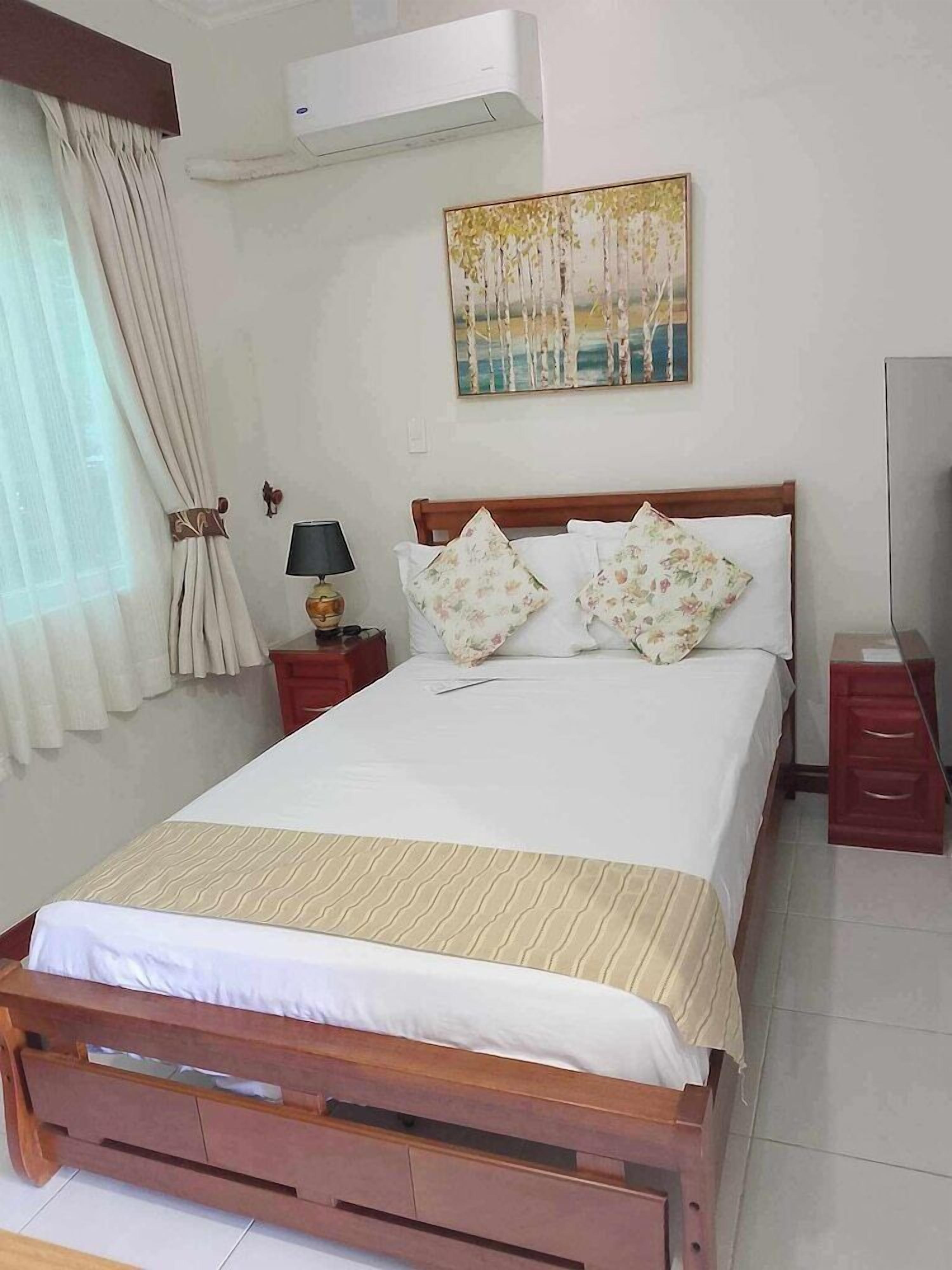 Minibar, meja kerja, Wi-Fi gratis, dan seprai linen