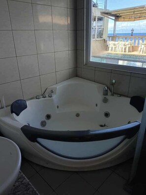 Ducha, artículos de tocador gratuitos, secador de pelo, toallas