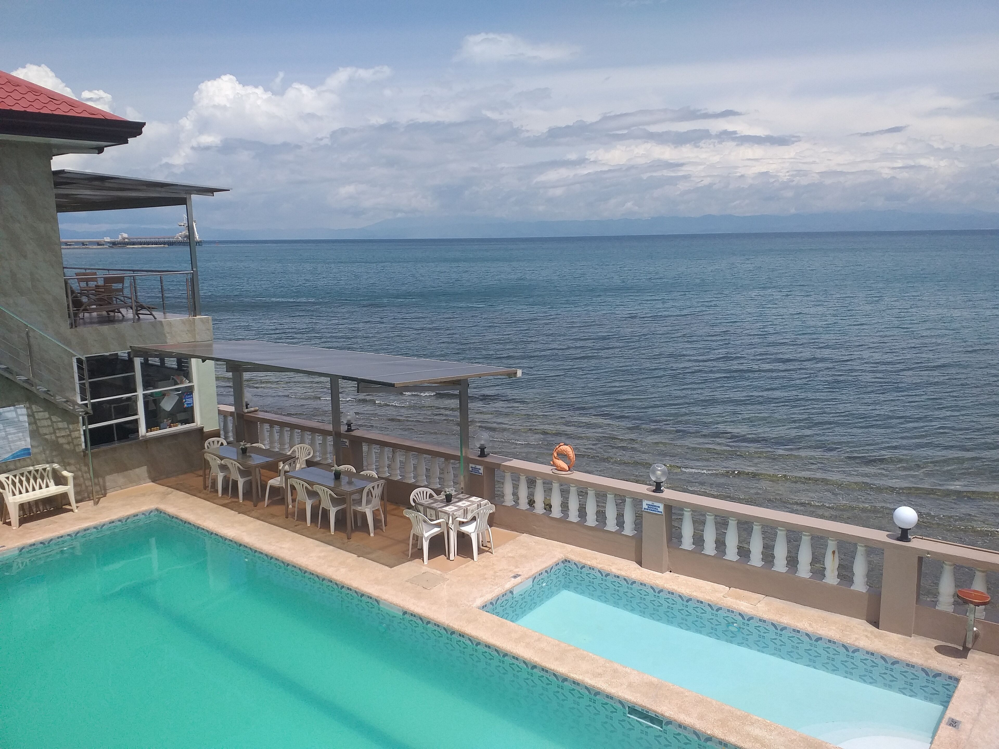 Quầy bar bên hồ bơi