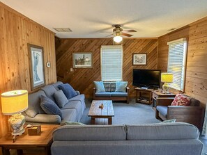 TV - Jack Stocks' Place: Bright and cheerful, centrally located. (Ocracoke)