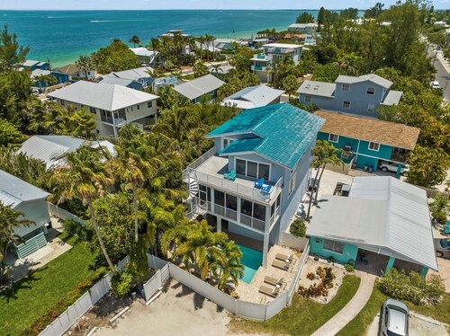 Point's Hideaway - Luxury Retreat w/ Private Pool & Deck, Stunning Bay Views