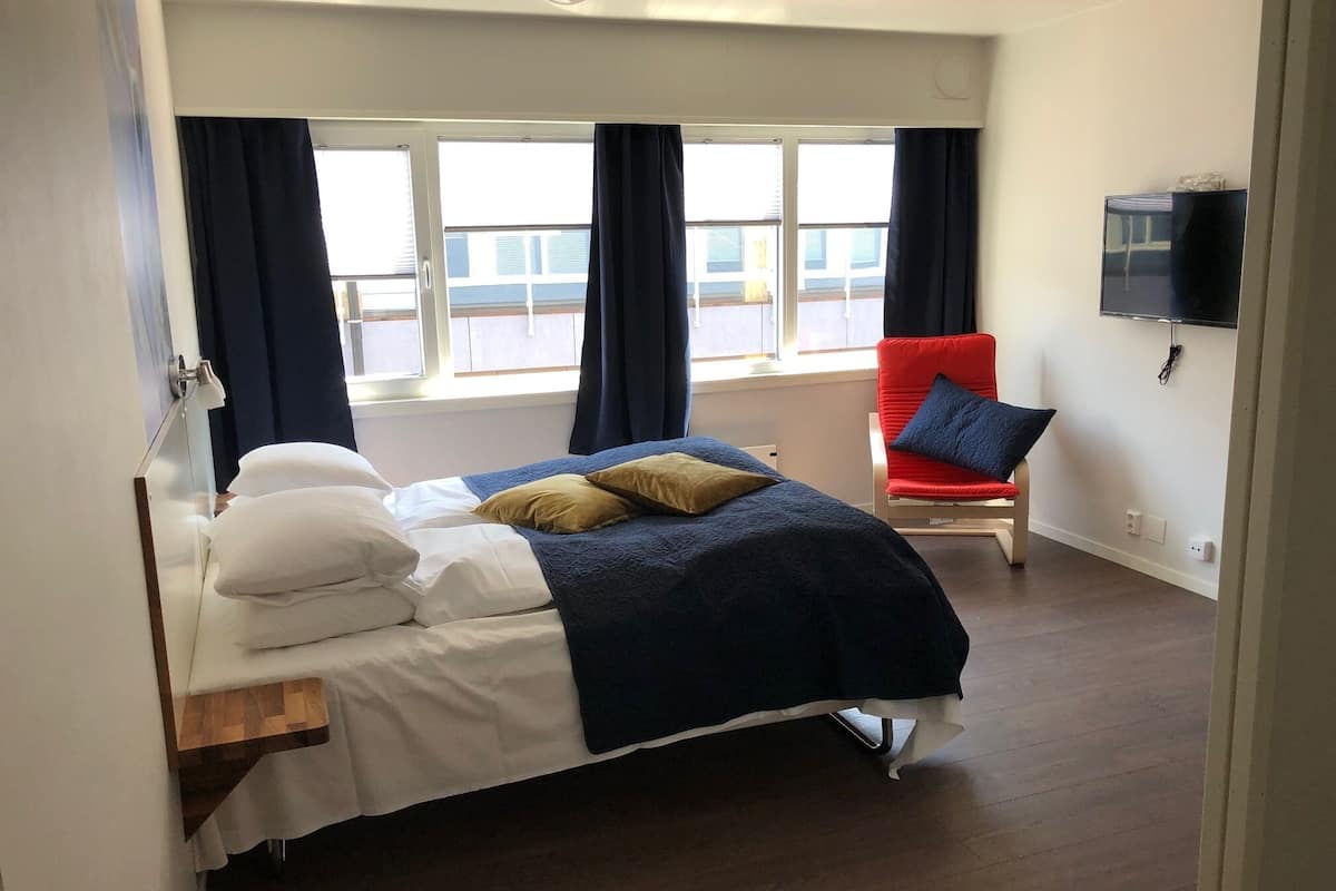 basic double room | 1 bedroom, pillow-top beds, desk, laptop workspace