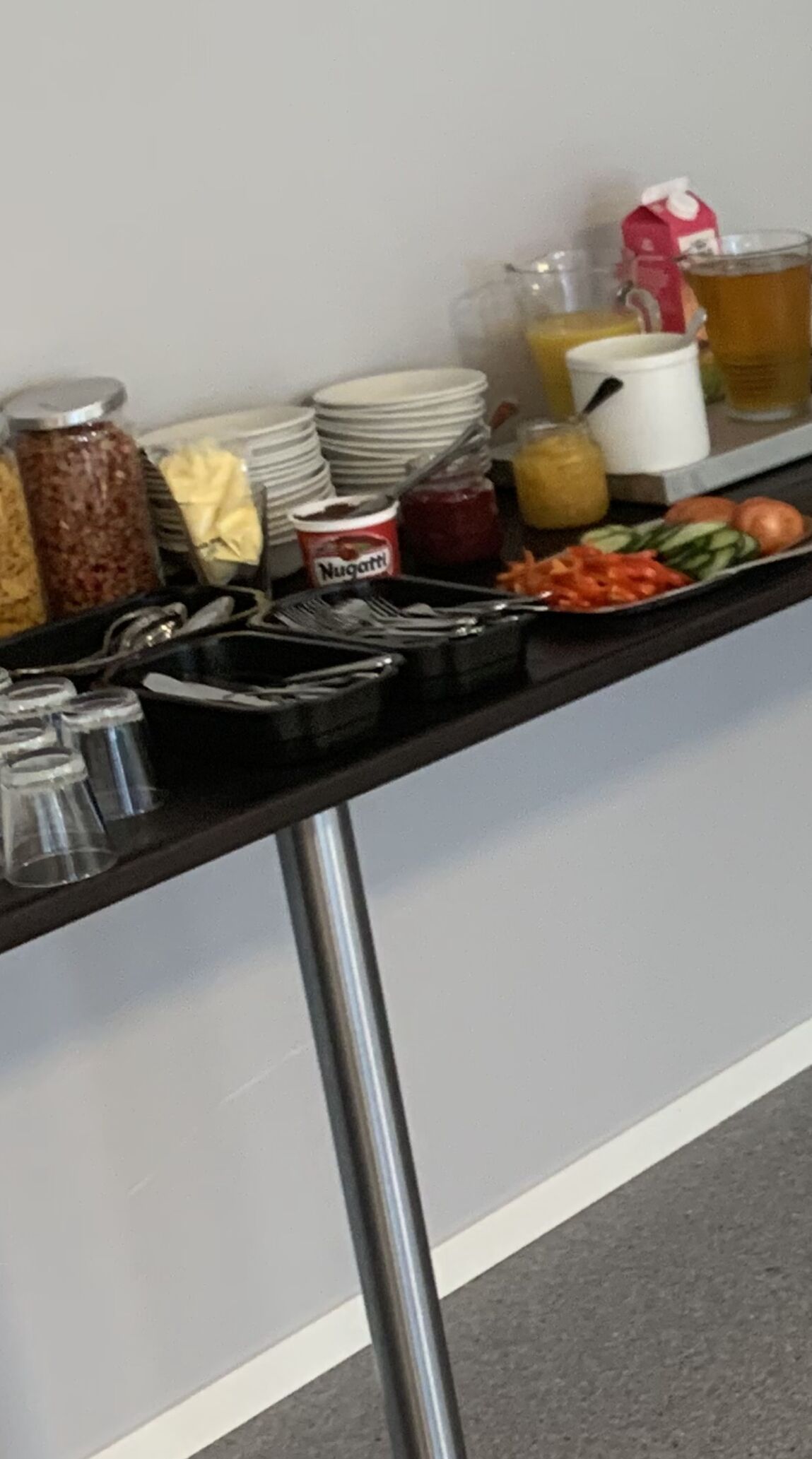 Una mesa de buffet con diversos alimentos y condimentos.