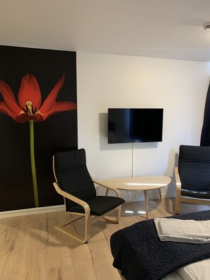 Basic Double Room | Tilam berlapik, meja, ruang kerja komputer riba 