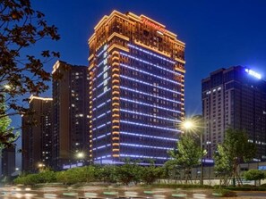 Fachada de la propiedad por la tarde o noche