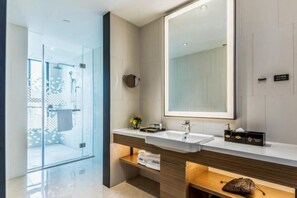 Douche, articles de toilette (gratuits), séchoir à cheveux, pantoufles