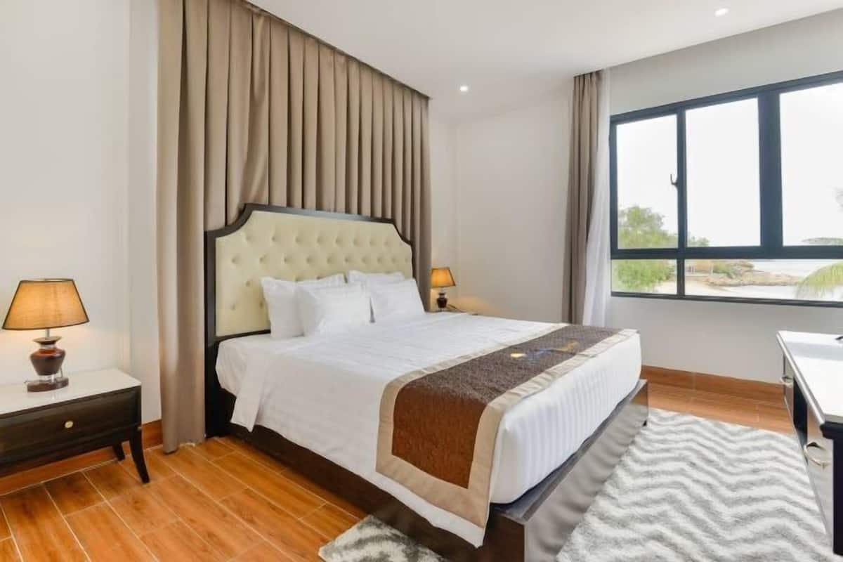 2 bedrooms, memory foam beds, free minibar items, in-room safe