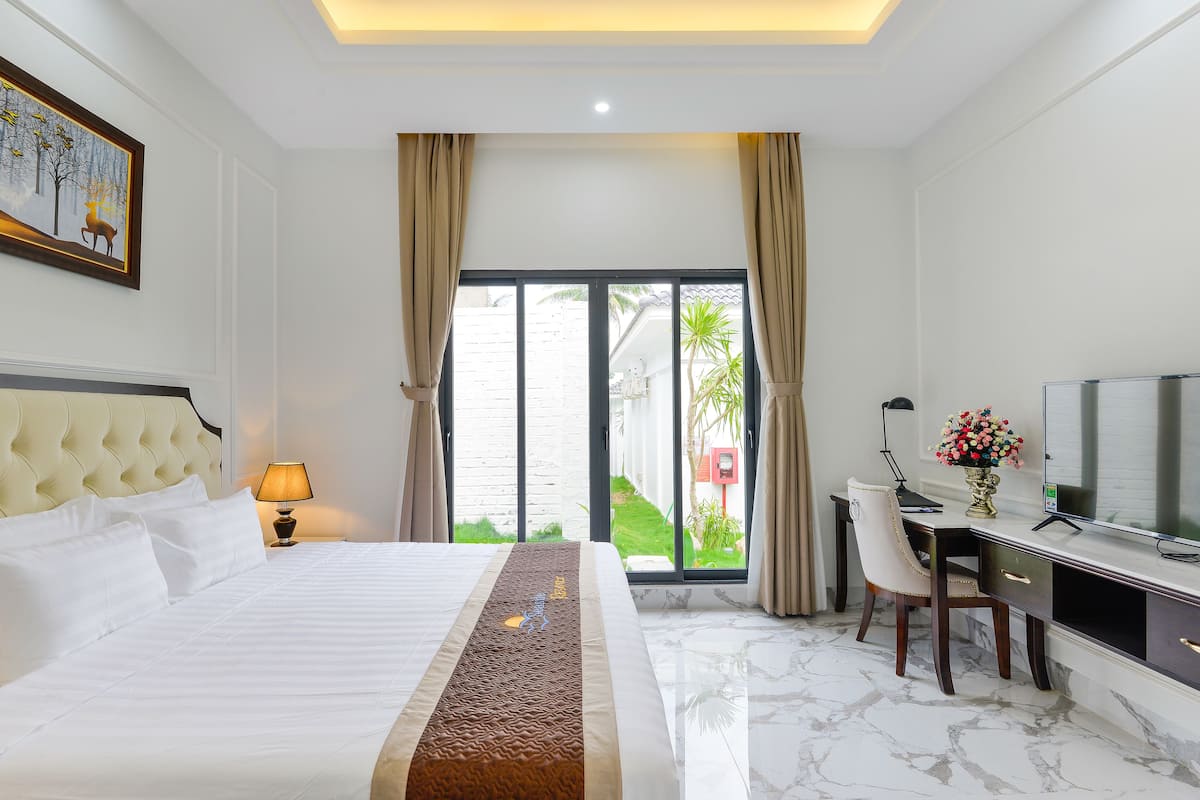 Premier Villa, 2 Bedrooms, Garden View | 2 bedrooms, memory foam beds, free minibar items, in-room safe