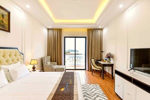 Memory-foam beds, free minibar items, in-room safe, desk - Seaside Boutique Resort Quy Nhon (Song Cau)