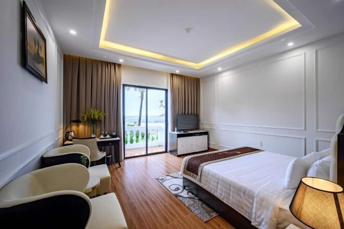 2 bedrooms, memory foam beds, free minibar items, in-room safe