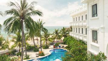 Piscine extérieure, parasols de plage, chaises longues