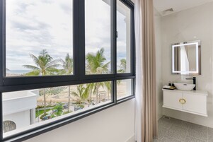 Suite Family | Bathroom | Combined shower/tub, deep soaking tub, hydromassage showerhead