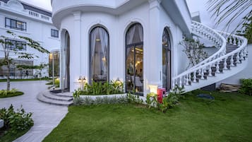 供應早餐、午餐、晚餐;美國菜;海灘景